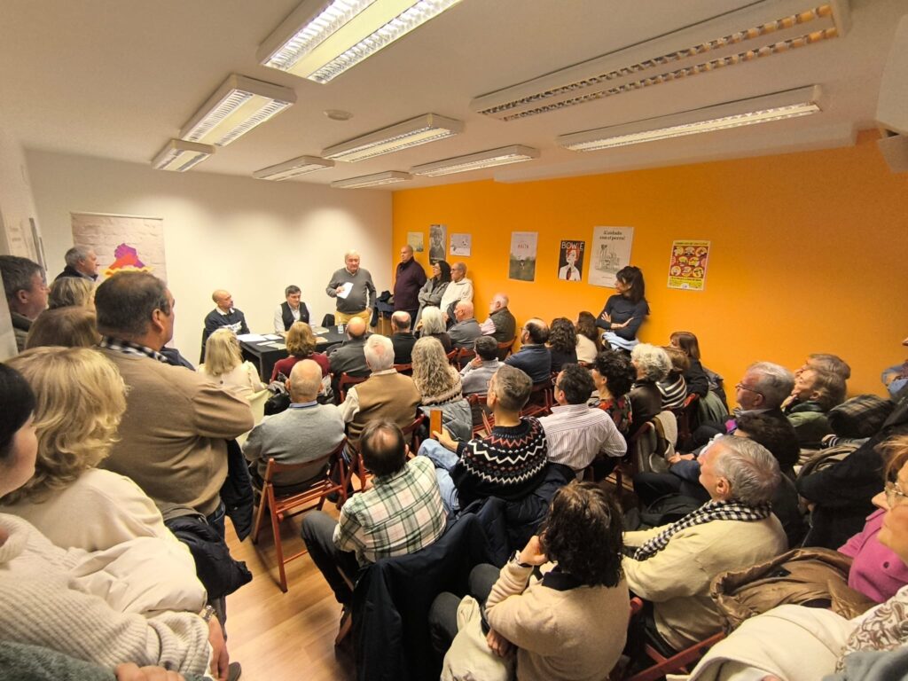 Aspecto de la sala en la Librería Diógenes, con numeroso público, incluso de pie, escuchando la intervención de Ángel José Álvarez, hijo del deportado Ángel Álvarez Curto.