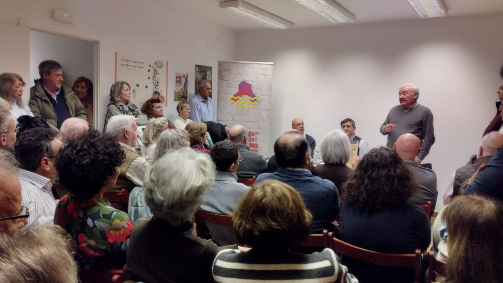 Aspecto de la sala en la Librería Diógenes, con numeroso público, incluso de pie, escuchando la intervención de Ángel José Álvarez, hijo del deportado Ángel Álvarez Curto.